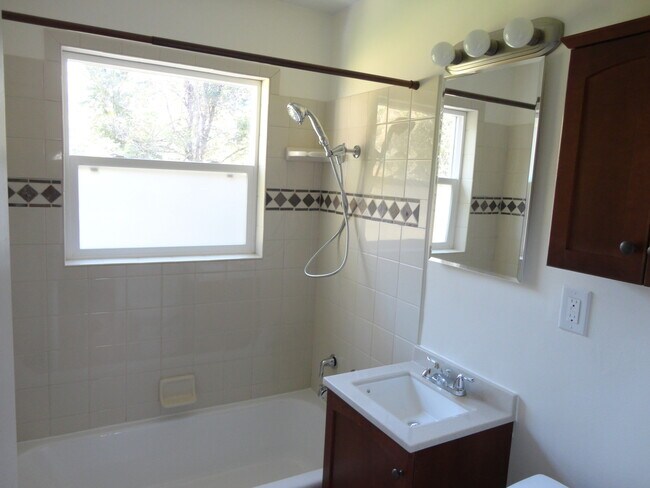 Building Photo - Updated Duplex with Fresh Paint and  Fenced Yard in Great Location!