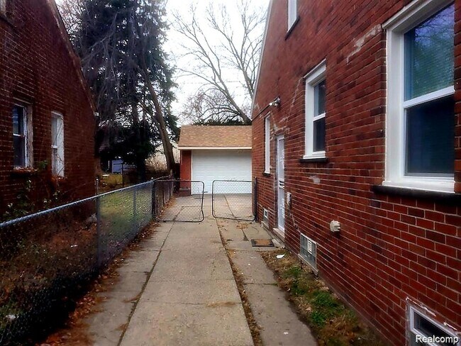 Foto del edificio - 20441 Mitchell St
