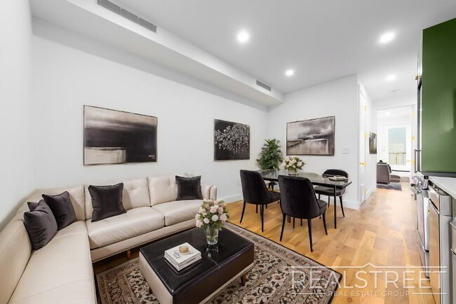 Foto del edificio - Stunning 3 Bed 3 Bath with WD In Unit, SOU...