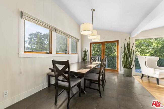 Foto del edificio - 2601 Nichols Canyon Rd