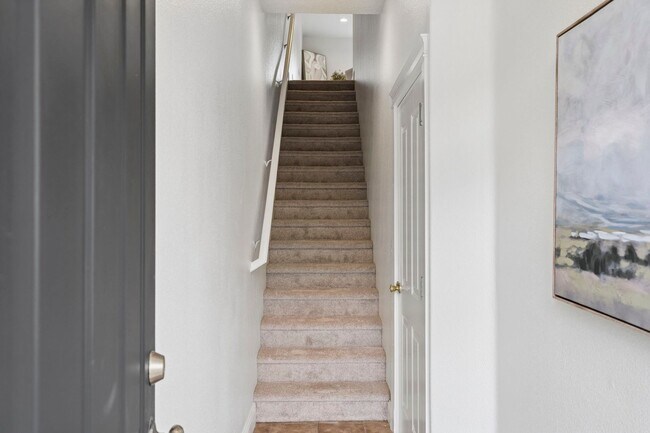 Building Photo - Spectacular SW Portland 2 bedroom Townhouse