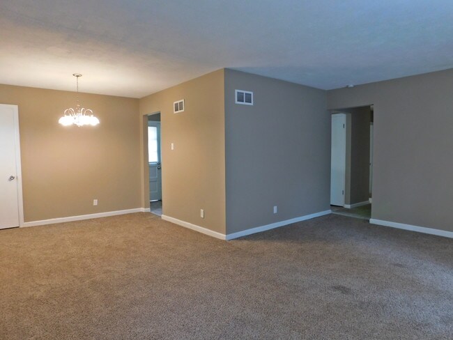 Building Photo - 924 Frost Ave