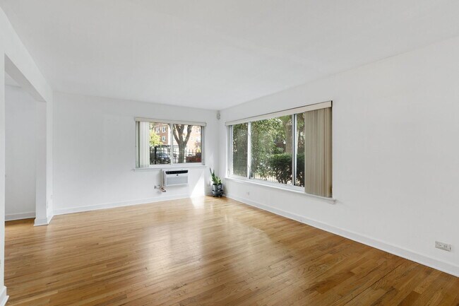 Foto del edificio - 7070 N Ridge Blvd