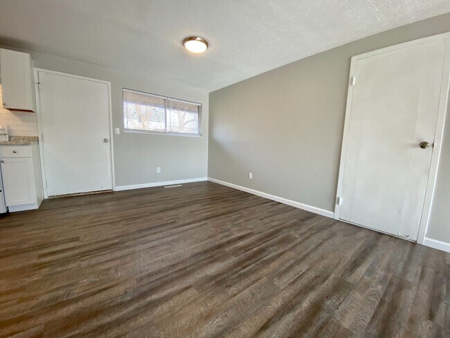 Foto del edificio - 301 Ives Ln