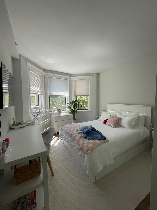 Building Photo - 65 Park Dr