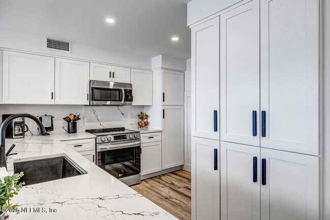 Foto del edificio - 2100 Ocean Dr S