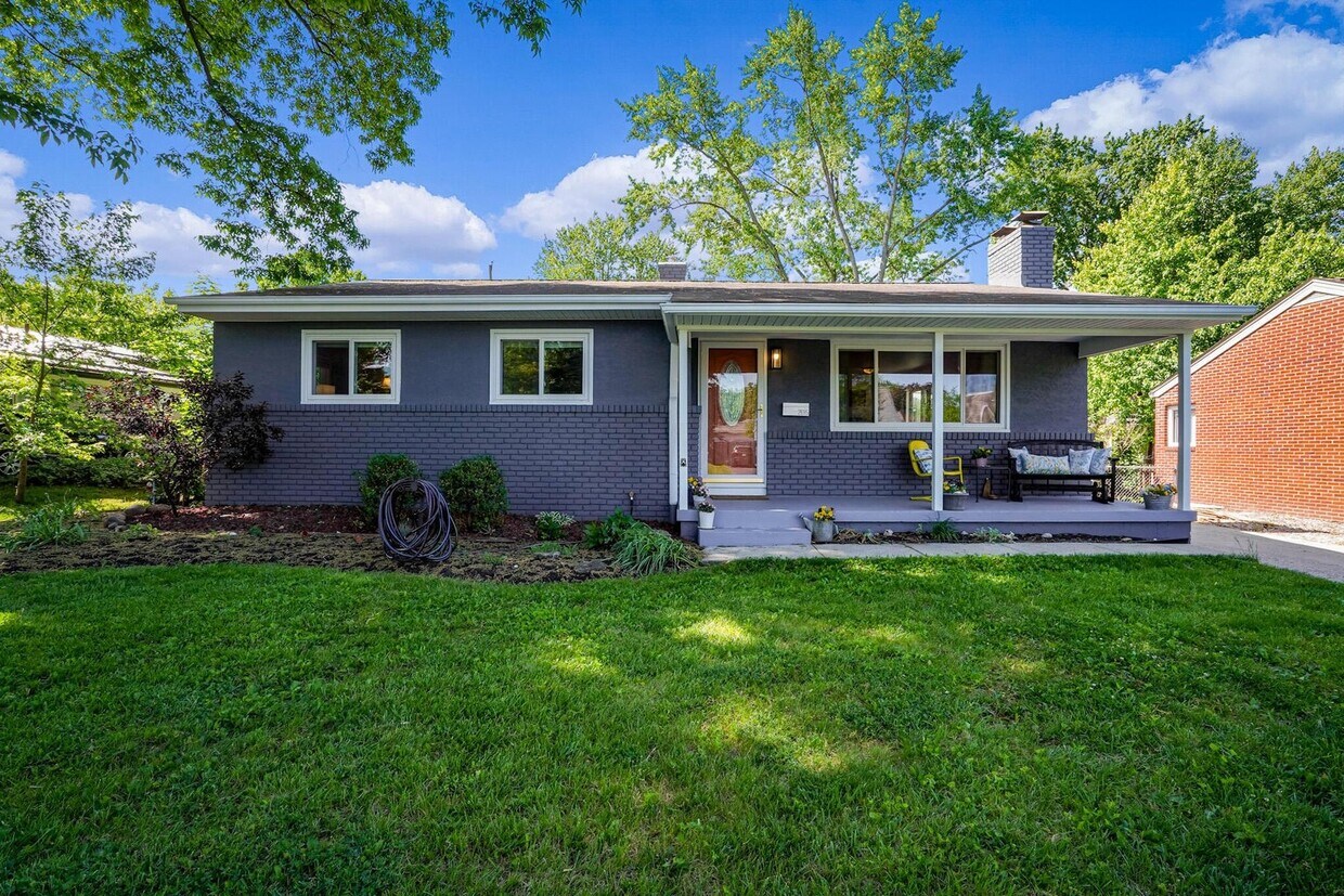 Primary Photo - Fully Furnished! Stunning UA Ranch with 3 ...