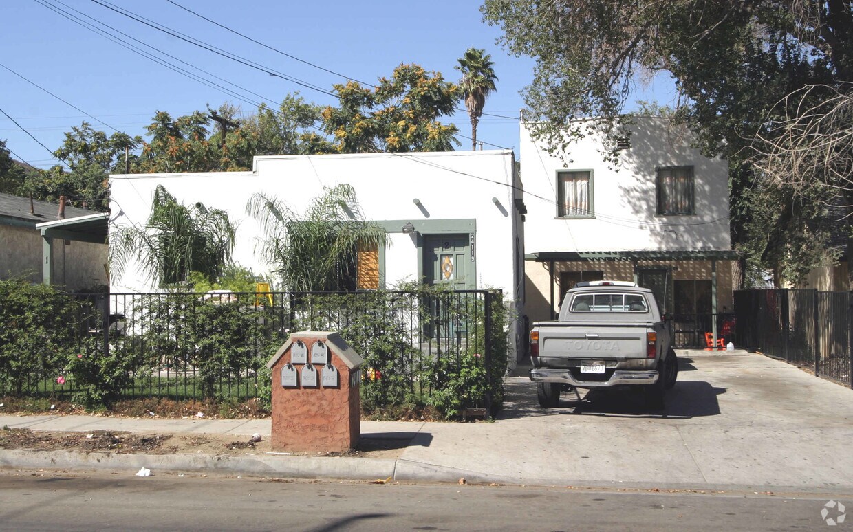 Primary Photo - 24117-24119 Arch St