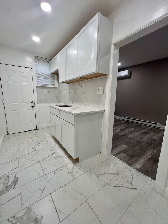 Building Photo - Newly Renovated 3-Bedroom Townhome in Elmw...