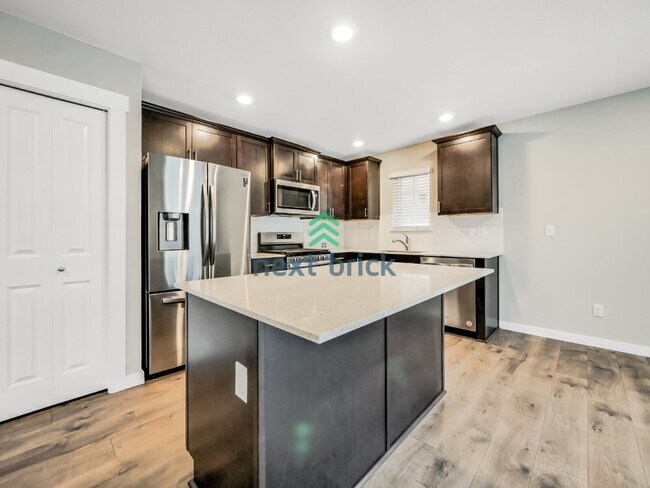 Foto del edificio - 4 Bed and 2.5 Bath Single-family Home is Available for Rent!