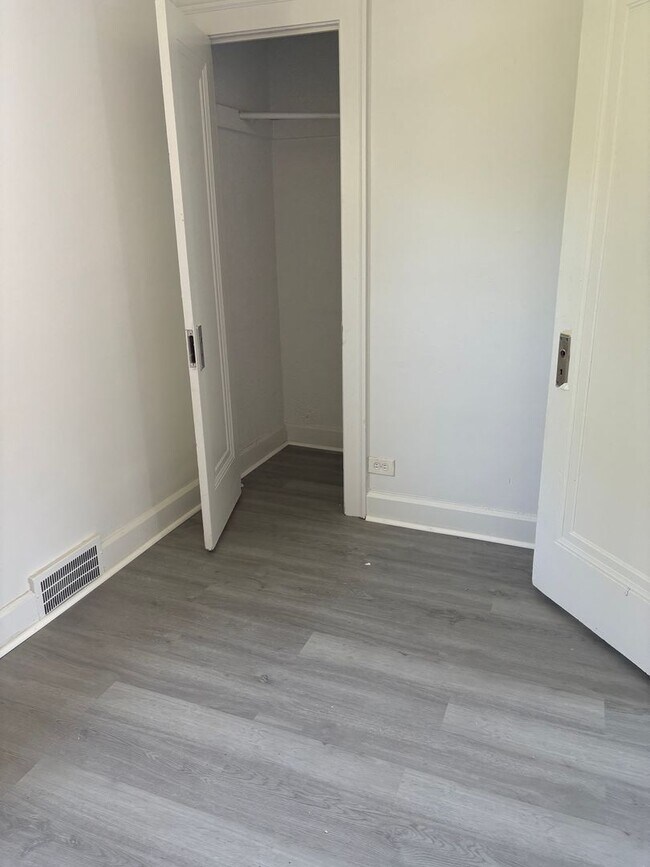 Building Photo - 3164 W 48th St