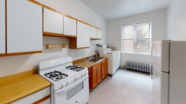 Cocina - 1358 E. 58th Street