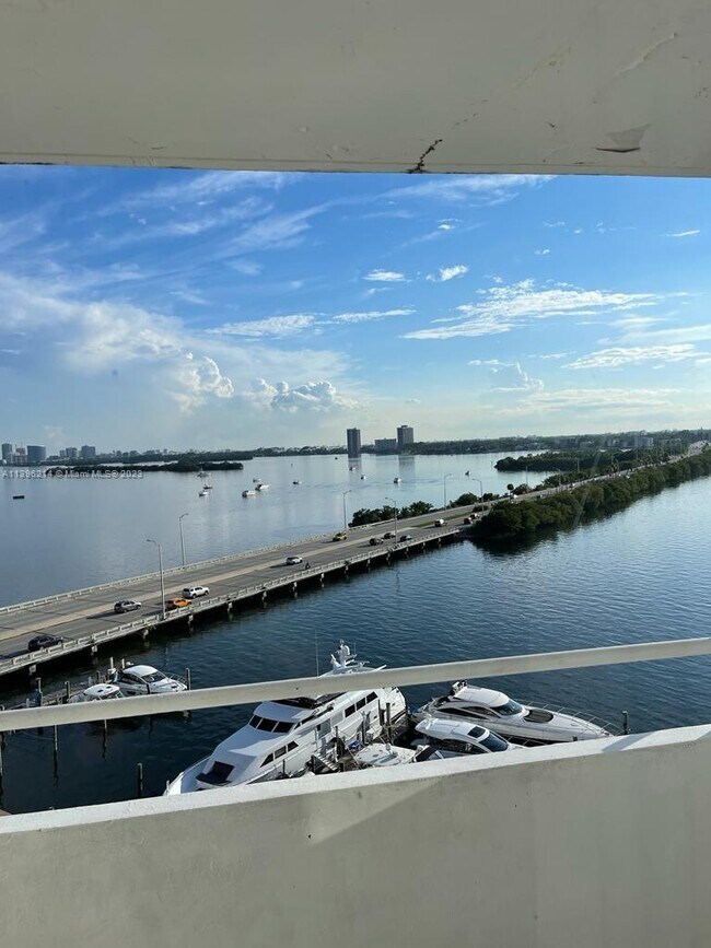 Foto del edificio - 7904 West Dr