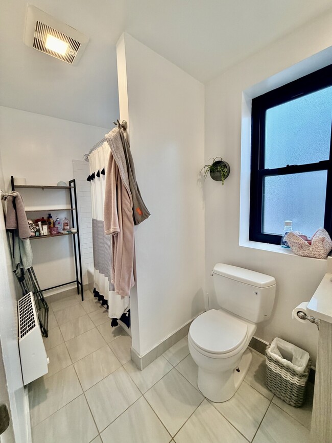 Building Photo - 845 Beacon St