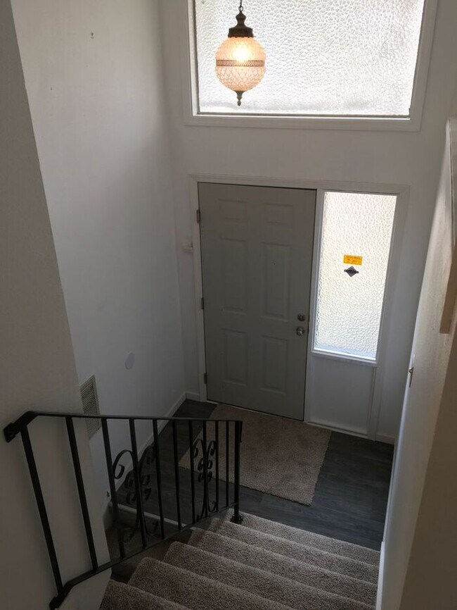 Building Photo - Available NOW!  Large 3bdr 2 bath Tacoma home