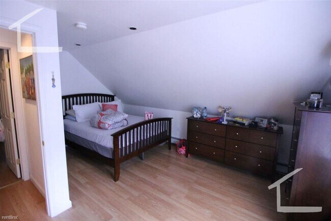 Building Photo - Big Sunny 5 Bed 2 Bath available NOW!