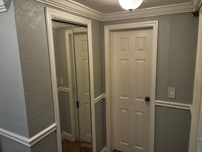 Photo - 311 W Ashley St Apartment