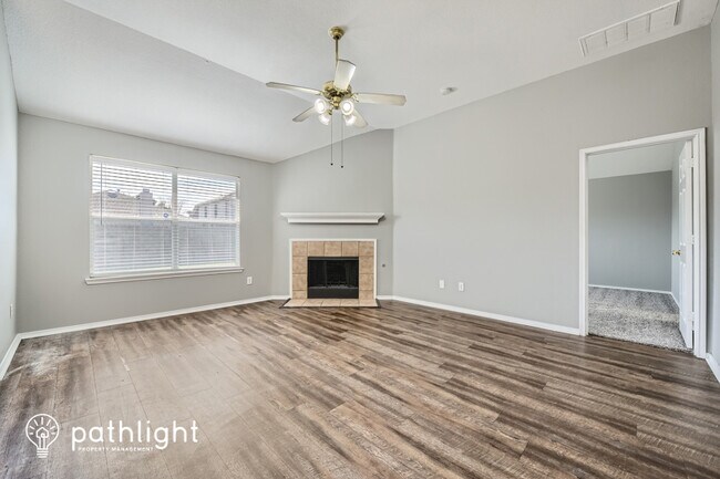 Foto del edificio - 943 Quail Creek Drive, Grand Prairie, TX, ...