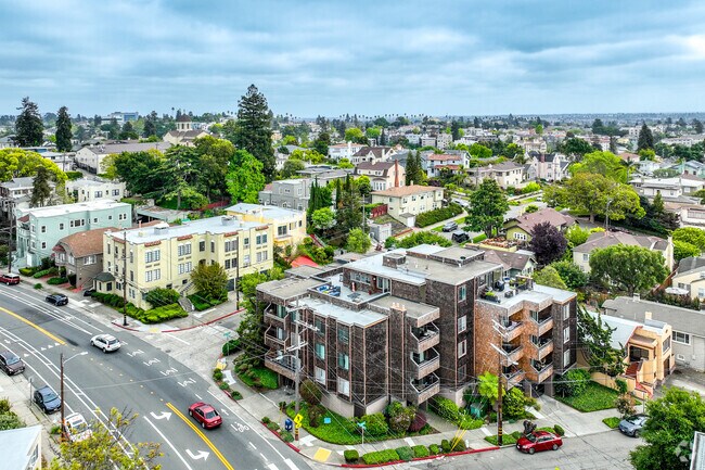 Contexto - 696 Athol Ave