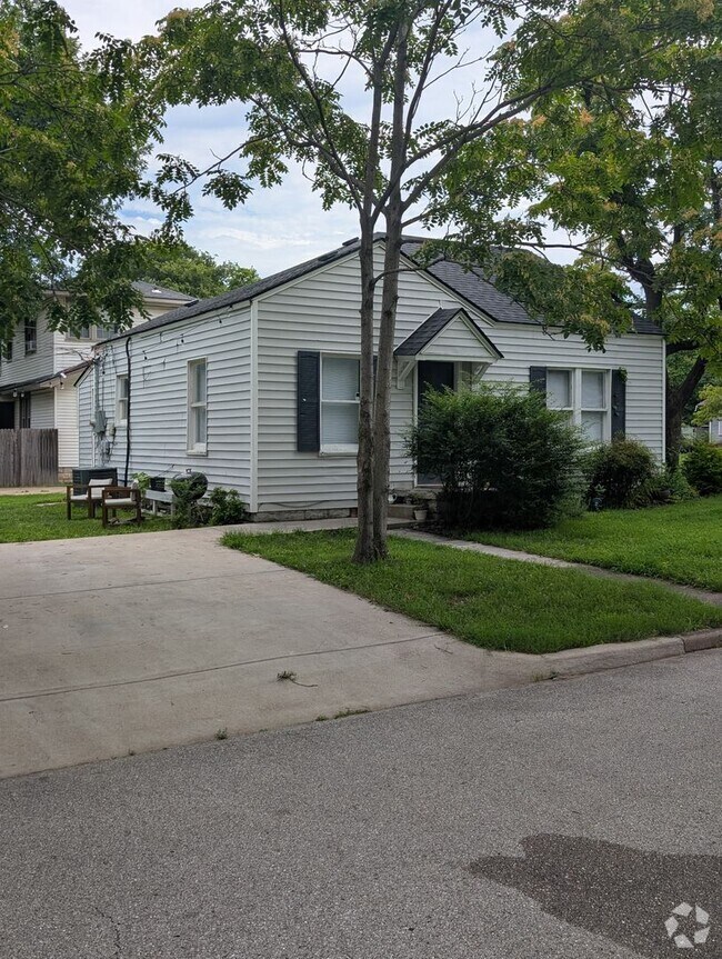 Building Photo - 1548 S Indianapolis Ave
