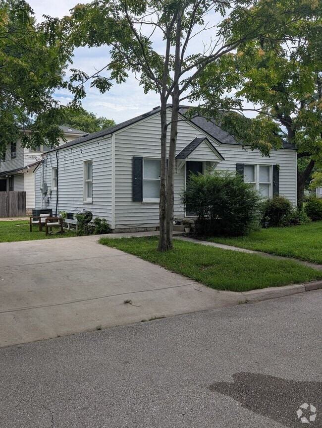 Building Photo - 1548 S Indianapolis Ave