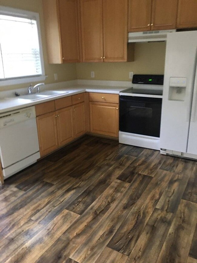 Building Photo - 2861 Bennington Dr