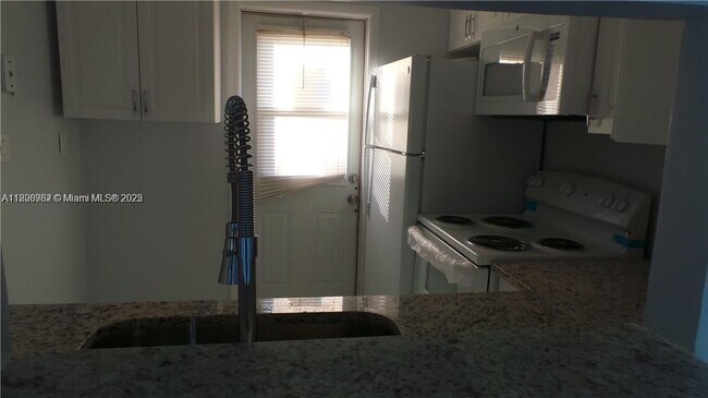 Building Photo - 4410 W Oakland Park Blvd