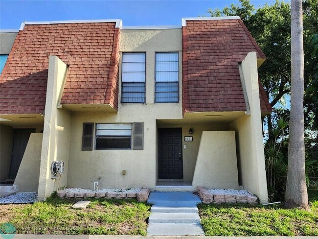 Building Photo - 8971 Palm Tree Ln