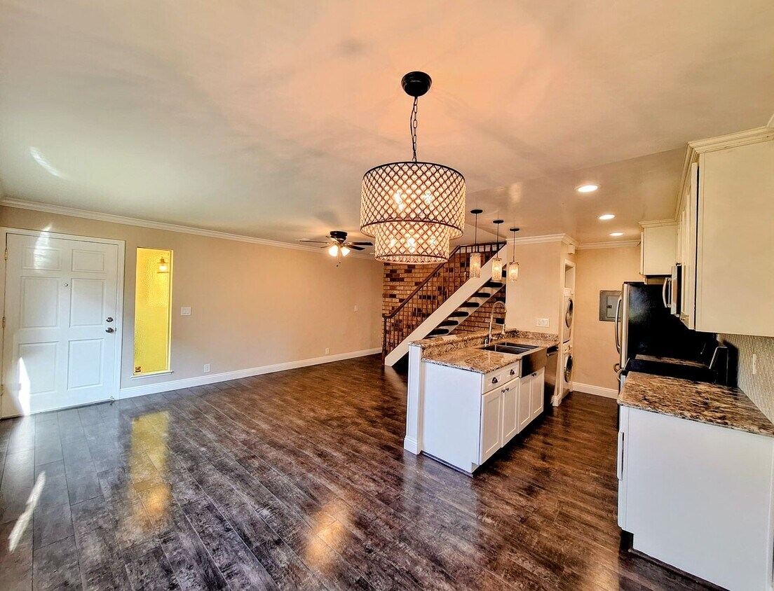 Foto principal - Beautifully Remodeled Two-story 2bd Condo ...