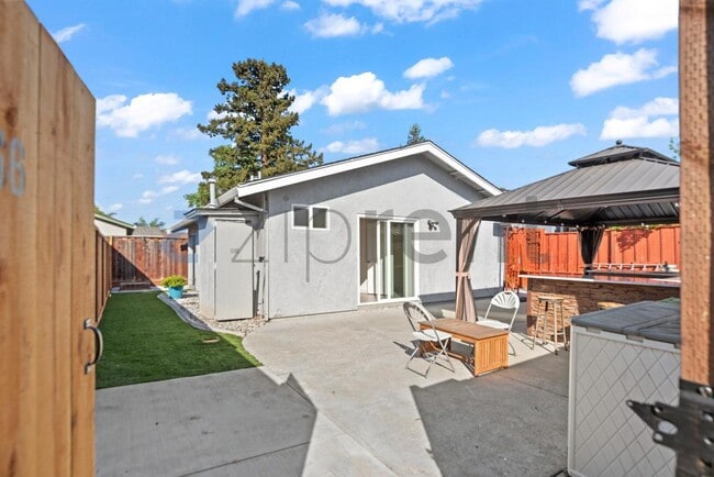 Foto del edificio - 3066 Nightingale Pl