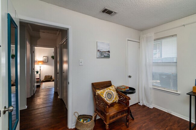 Building Photo - Super cute 2 bedroom 1 bath duplex