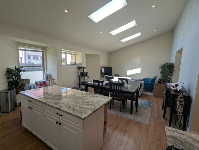 Cocina, comedor, a la sala de estar - 225 W Pastorius St