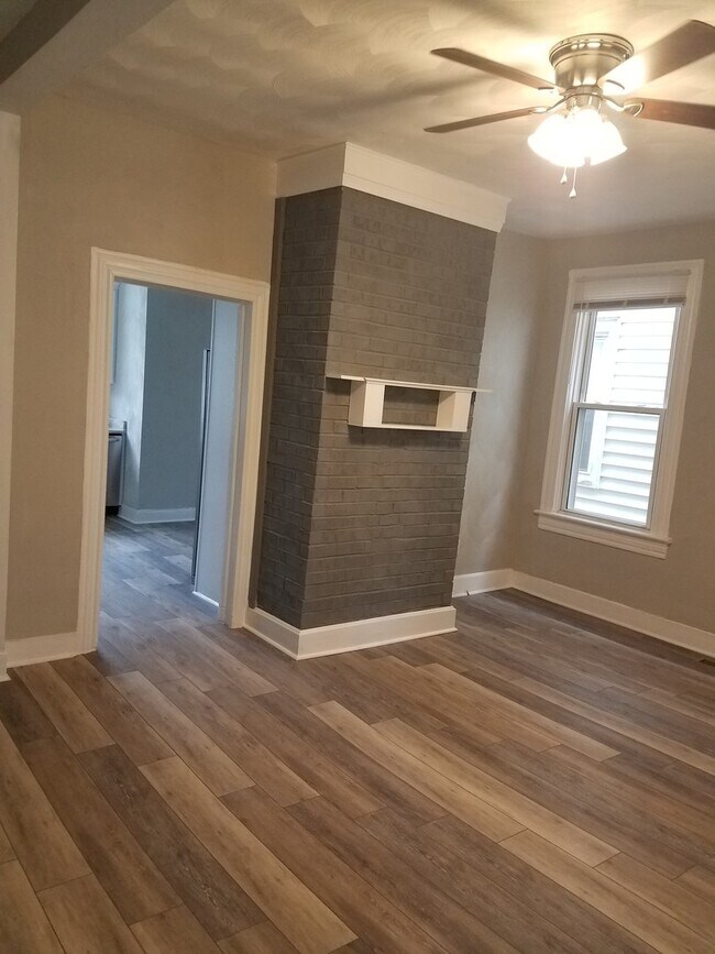Building Photo - Spacious 4 bedroom 2 bath renovated single...