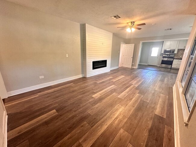 Building Photo - Charming 3 Bed 2 Bath Home with Bonus Den and Detached Garage