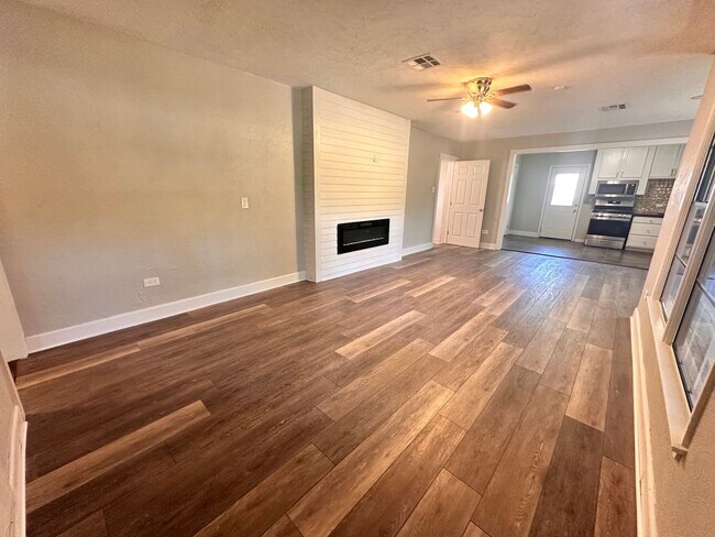 Foto del edificio - Charming 3 Bed 2 Bath Home with Bonus Den and Detached Garage
