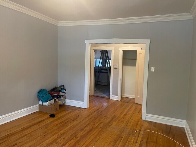 Building Photo - 2549 N Avers Ave