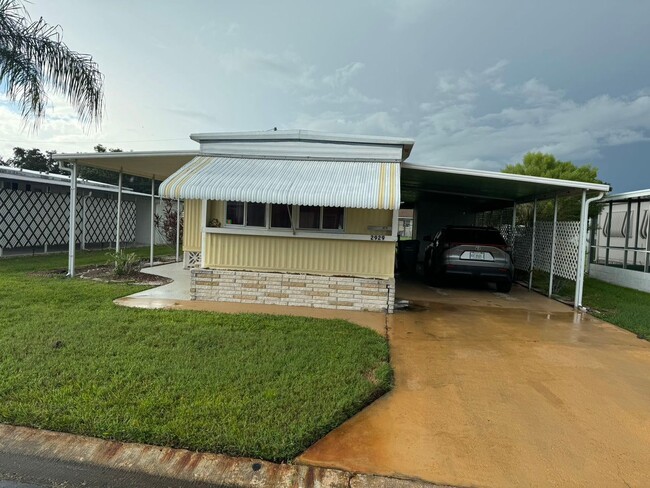 Building Photo - 2929 Saralake Dr S