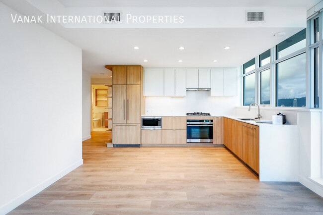 Building Photo - Luxury Sub-Penthouse | 2 Bed, 1 Bath + 2 P...