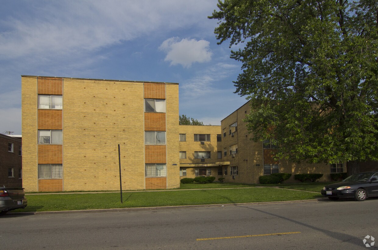 Building Photo - 8321 S King Dr
