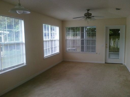 Building Photo - Charming 2 Bedroom Cottage