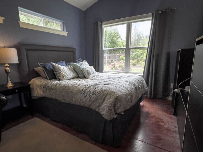 Building Photo - Willow Run Studio: Light, Bright, nice gar...