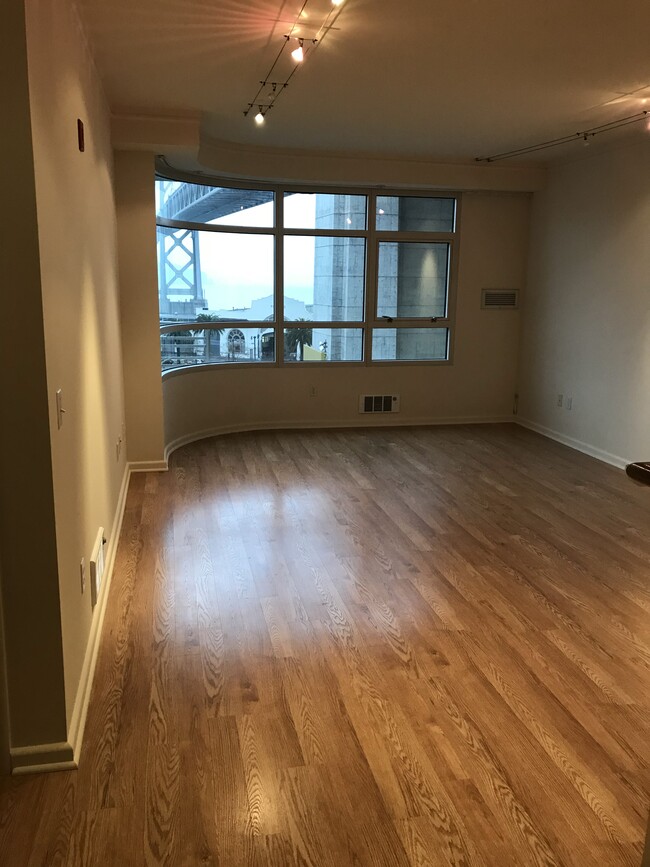 Sala de estar/Vista de la bahía - 403 Main St