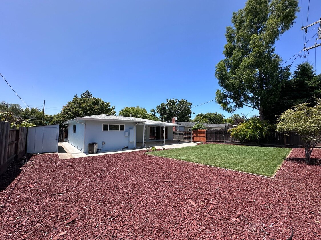 Foto principal - Updated 3/2 SFR w/ AC, BIG yard, move in r...