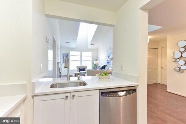 Building Photo - 4951 Brenman Park Dr