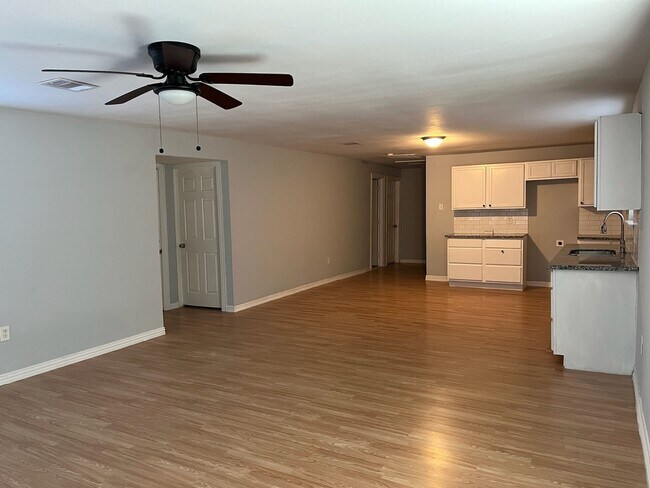 Foto del edificio - 8826 Crestview Dr