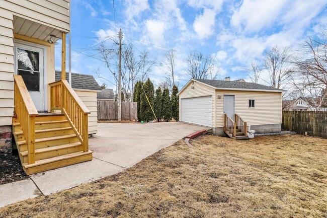 Building Photo - 426 College Ave