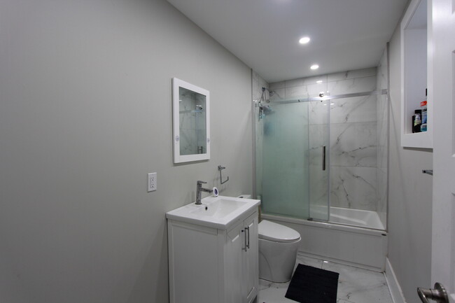 Building Photo - 4755 Av Coolbrook