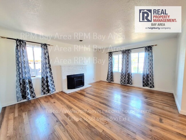 Building Photo - Rent Drop: 4 Bedroom 3 Bathroom Family Hom...