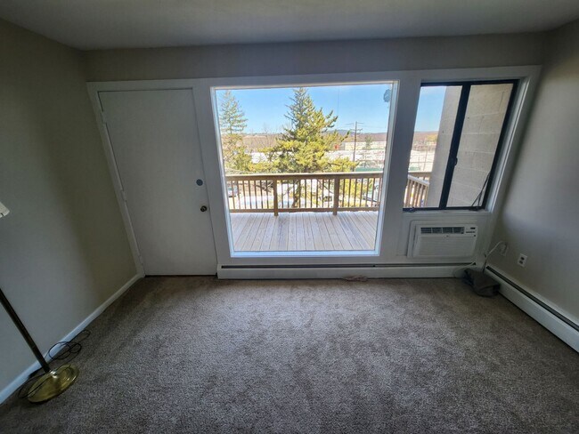 Building Photo - Sleek 2 Bd 1 Bath Condo in Eaton Village H...