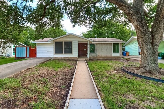 Building Photo - 1418 Broadmoor Dr
